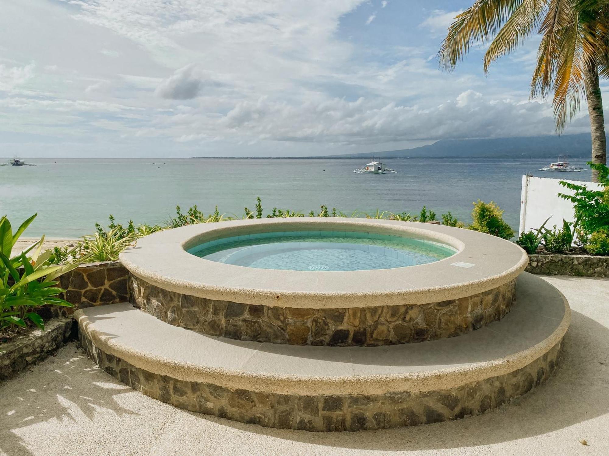 Avila'S Horizon Dive Resort Santander Exterior photo