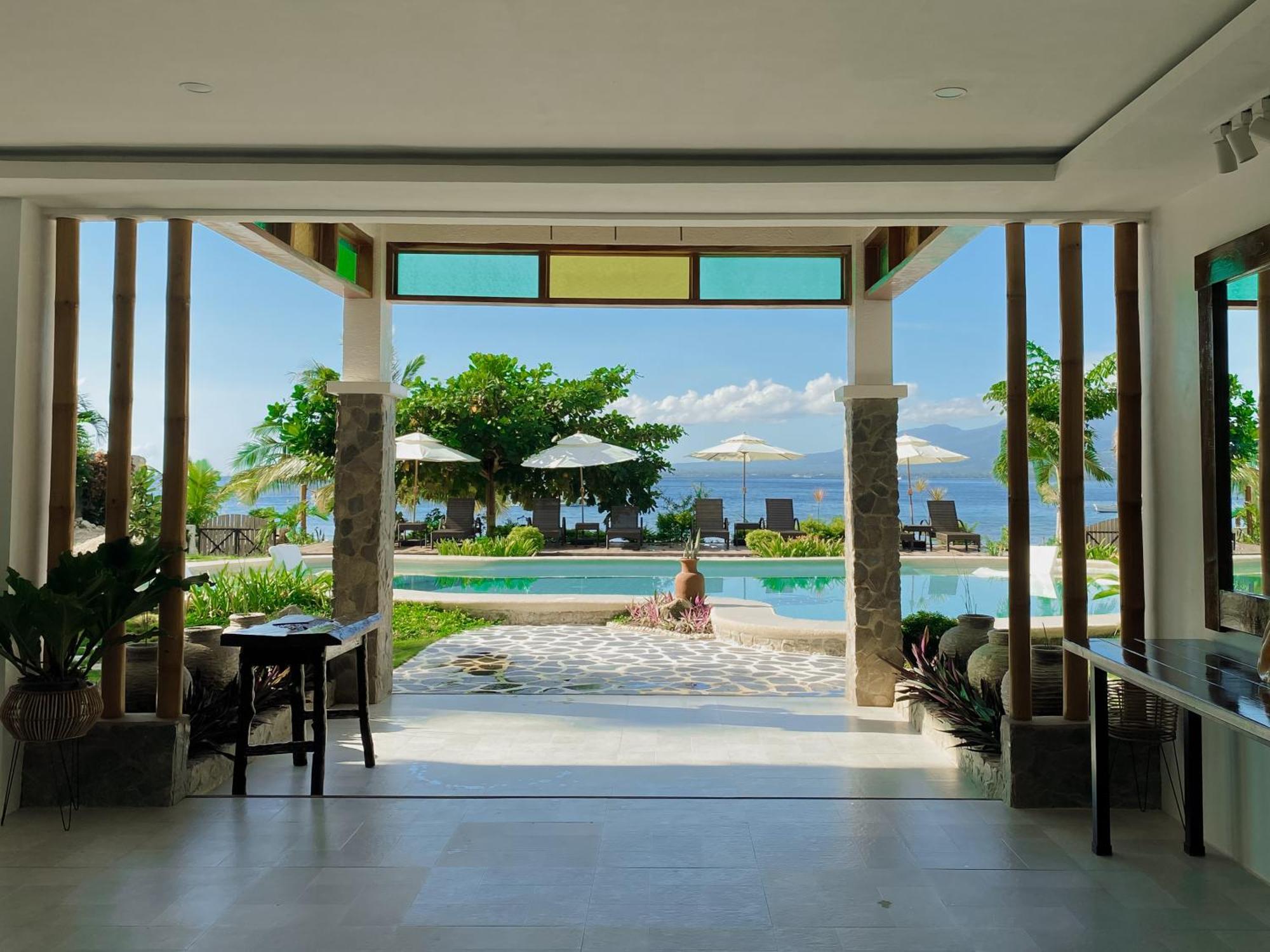 Avila'S Horizon Dive Resort Santander Exterior photo