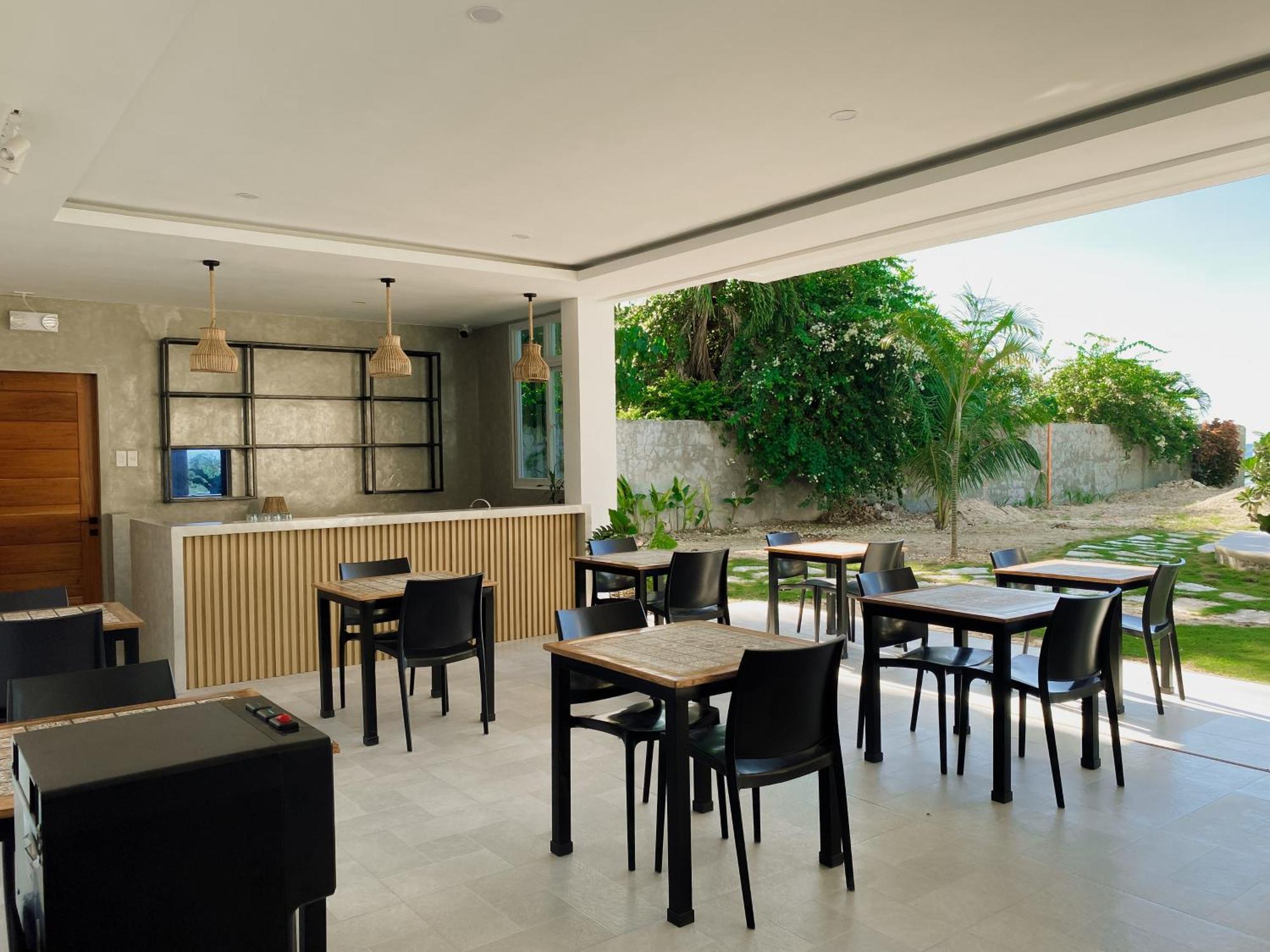 Avila'S Horizon Dive Resort Santander Exterior photo